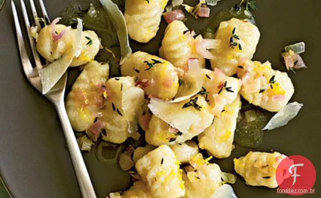 Nhoque de batata com molho de limão e tomilho