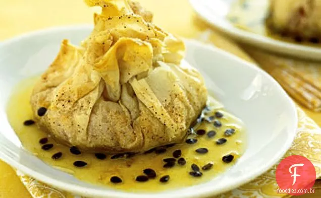 Goiaba e Manchego Phyllo bolsas com xarope de Maracujá