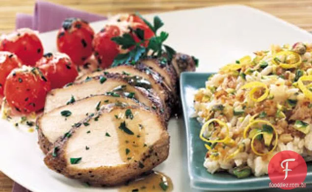 Peitos de frango esfregados com especiarias com molho de chalota de limão