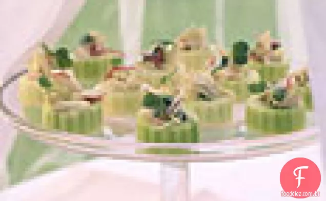 Salada de caranguejo de limão Wasabi em xícaras de pepino