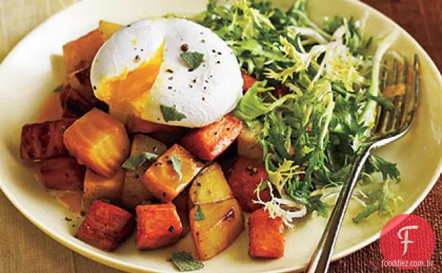 Dois Hash de batata e beterraba com ovos escalfados e verduras