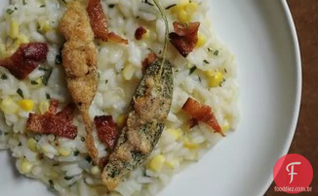 Risoto de milho decorado com Bacon e picada de folha de sálvia de anchova