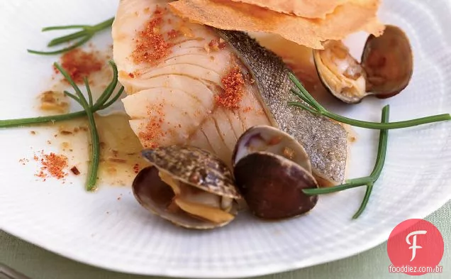 Bacalhau com presunto em pó e bolachas de alho