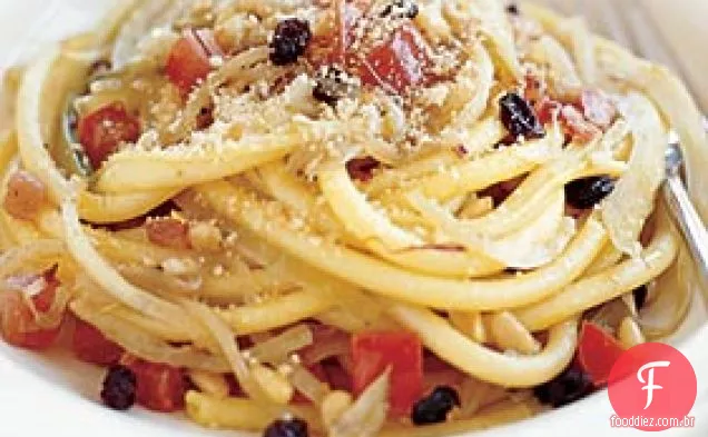 Macarrão com anchovas, groselhas, erva-doce e pinhões