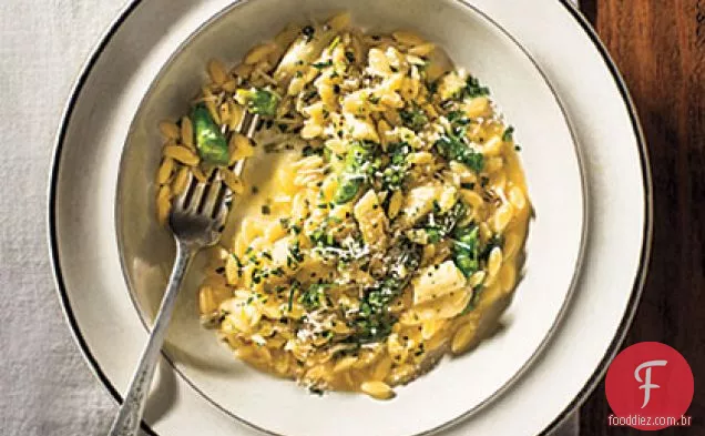 Orzotto com espargos verdes e brancos