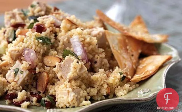 Salada de cuscuz com aroma de laranja com amêndoas, coentro e pepino