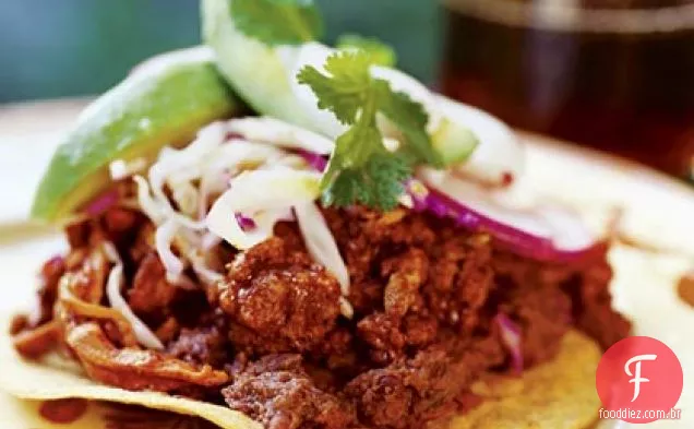 Tostadas com carne de porco desfiada (tostadas de Tinga)
