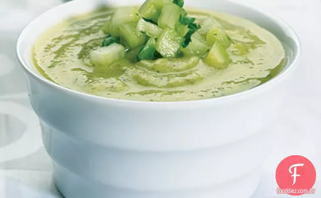 Sopa de abobrinha e abacate com Salsa de pepino