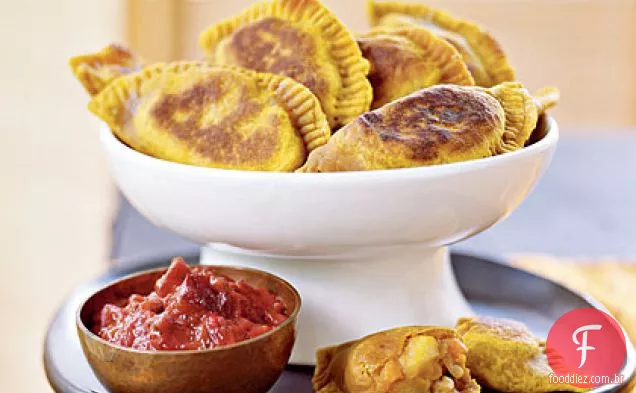 Samosas temperadas com caril com marmelada de ameixa e tomate