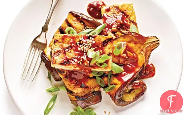 Berinjela grelhada e bifes de Tofu com esmalte hoisin pegajoso