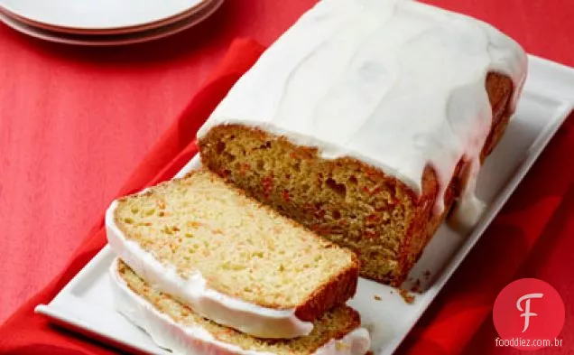 Bolo de pão de cenoura com esmalte de iogurte