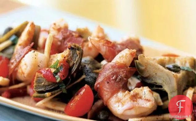 Camarão embrulhado em Prosciutto em alcachofra, erva-doce e salada de tomate
