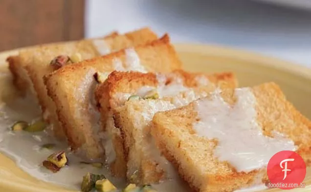 Pudim de pão indiano com molho de cardamomo