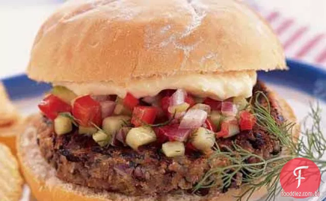 Hambúrgueres de feijão preto com pepino picante e pimenta vermelha