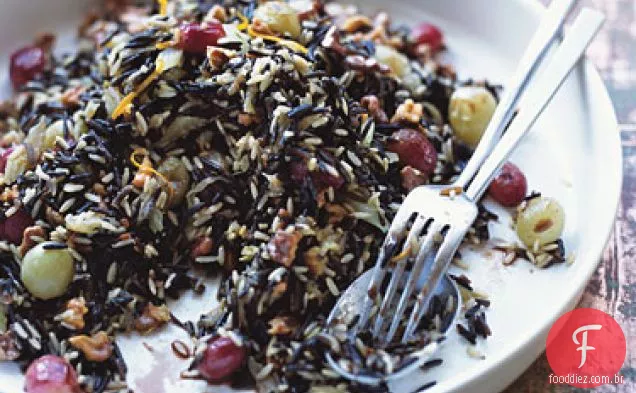 Molho de arroz selvagem com uvas torradas e nozes