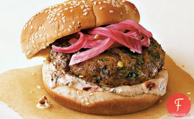 Hambúrgueres poblano picantes com cebola vermelha em conserva e creme de Chipotle
