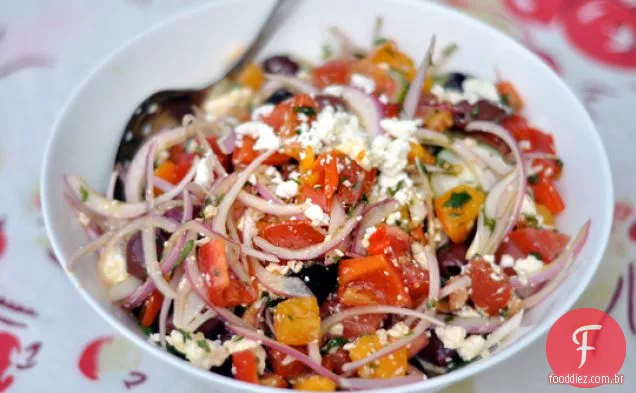 Salada De Tomate Com Cebola Roxa, Endro E Queijo Feta