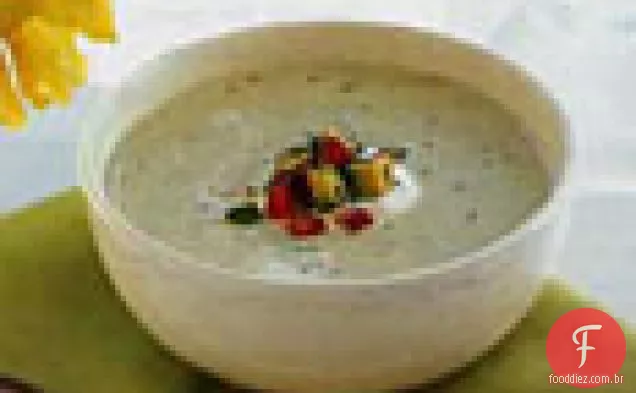 Sopa de pepino e abacate com salada de tomate e manjericão