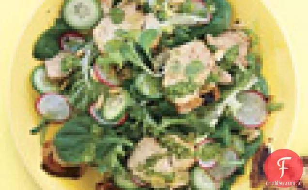 Salada de frango grelhado com rabanetes, pepinos e pesto de estragão
