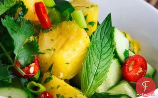 Salada tailandesa de pepino e abacaxi