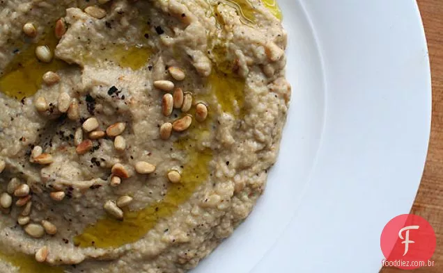 Berinjela Esfumaçada Com Pinhões E Pimenta Urfa