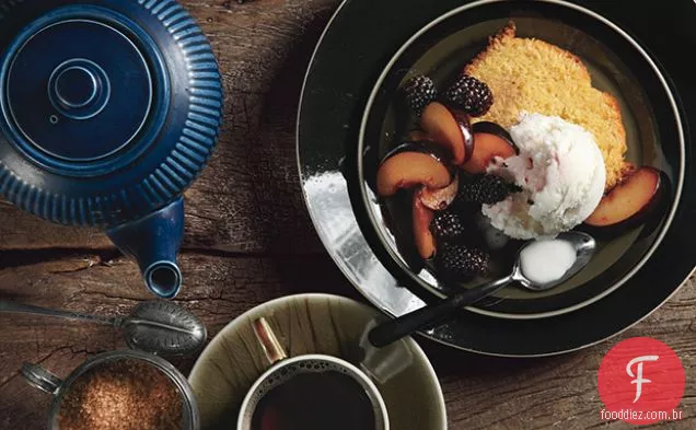 Bolo de Polenta laranja com ameixas com aroma de baunilha e amoras e sorvete de leitelho
