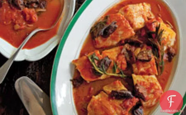 Bacalhau Escalfado Em Molho De Tomate Com Ameixas