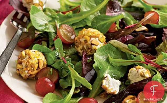 Salada de primavera com uvas e queijo de cabra com crosta de pistache