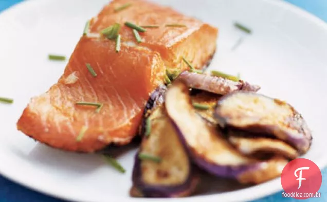 Salmão miso grelhado e berinjela