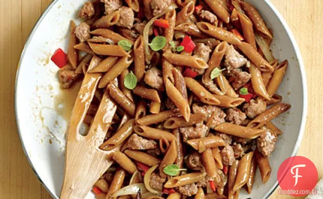 Frigideira-Penne torrado com Linguiça de frango
