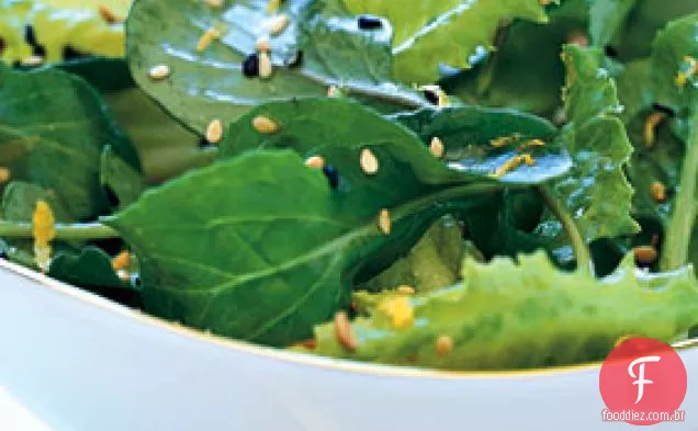 Salada de romaína e rúcula com sementes torradas