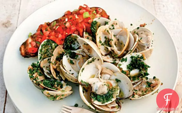 Amêijoas grelhadas em panela com gengibre e ervas com Bruschetta de tomate