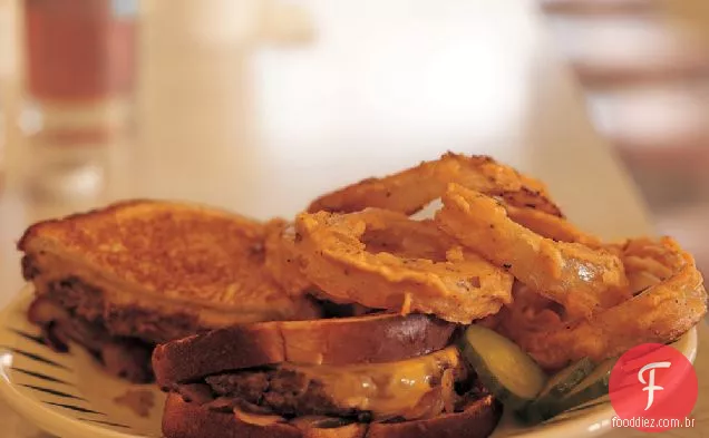 Derretimento Grelhado Do Cheddar Do Sourdough