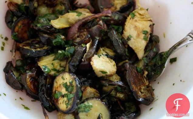 Berinjela Assada Com Corações De Alcachofra E Salsa Verde