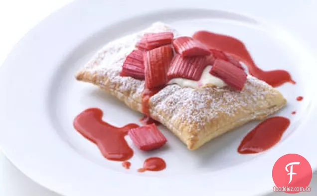Tortas de ruibarbo assadas com molho de morango