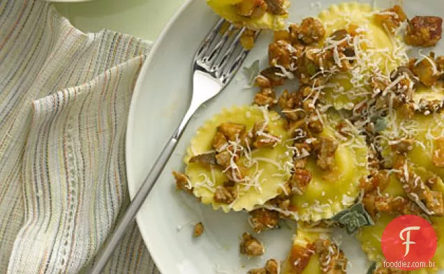 Ravioli com carne de porco, erva-doce e molho Shiitake