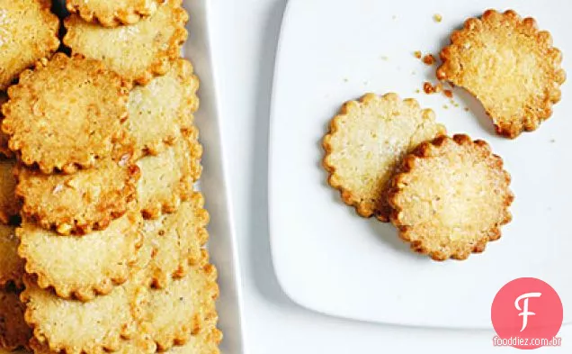 Biscoitos amanteigados de nogueira com sal em flocos e citrinos