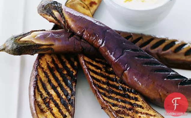 Berinjelas grelhadas com molho de iogurte cominho