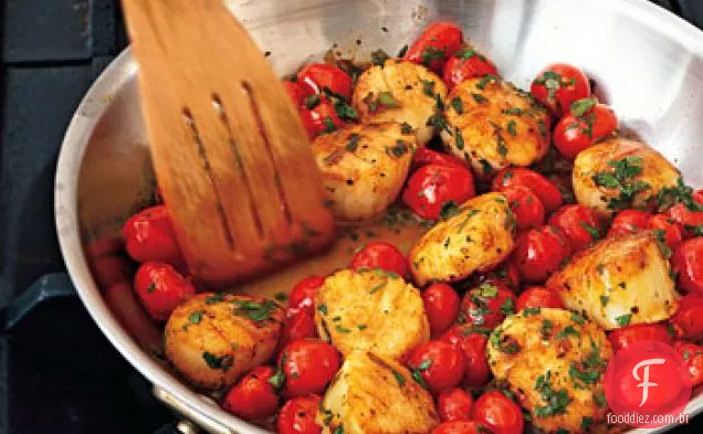 Vieiras salteadas com tomate cereja, cebolinha e salsa