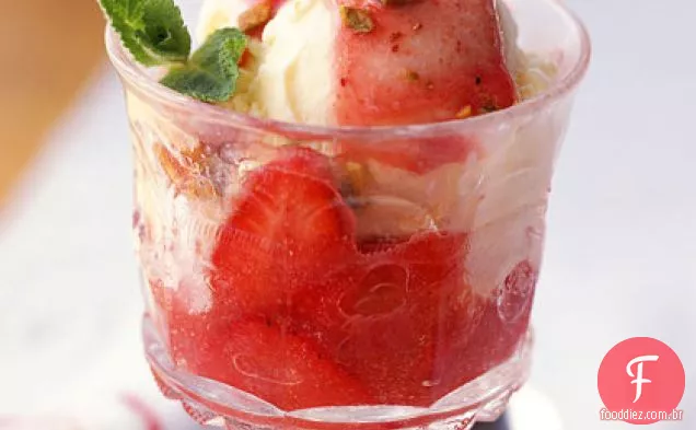Morangos Romanoff Sundaes