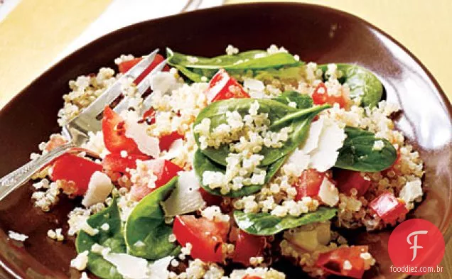 Quinoa com alho assado, tomate e espinafre