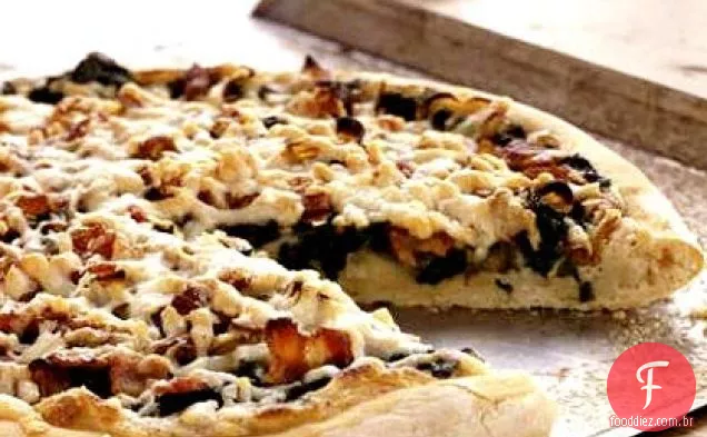 Espinafre, cebola caramelizada e pizza de Bacon
