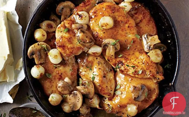 Costeletas de frango com cogumelos e cebola pérola