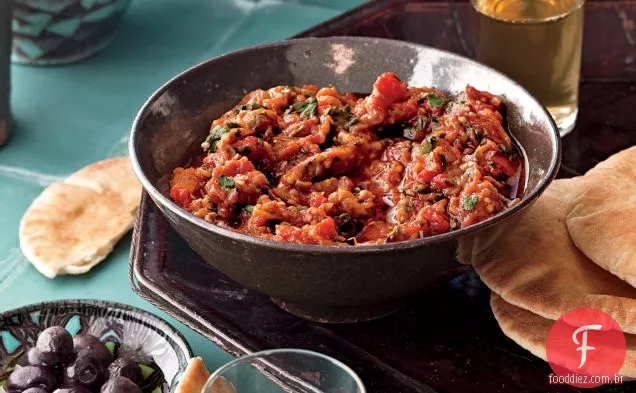 Berinjela assada em panela com tomate e cominho