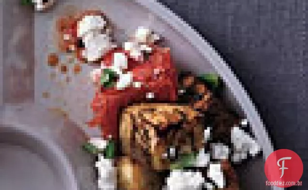 Berinjela assada com ervas com tomate e queijo Feta