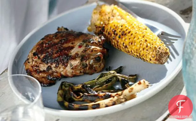 Coxas de frango cítricas picantes grelhadas com milho e cebolinha