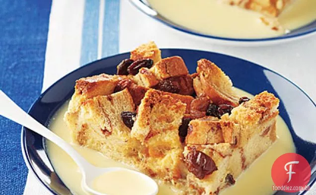 Pudim de pão com canela e passas com molho de Rum