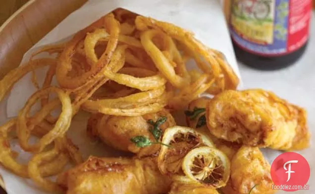 Anéis de bacalhau e cebola batidos com cerveja