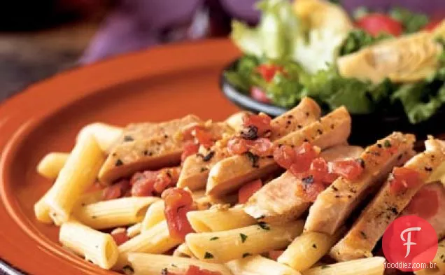 Costeletas de porco desossadas salteadas com molho de tomate e sálvia