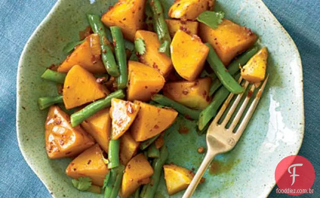 Batatas temperadas e feijão verde
